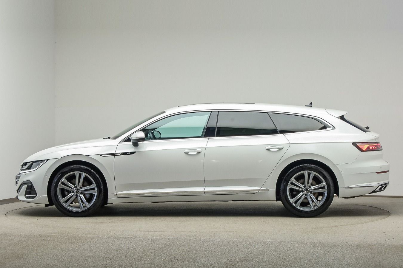 Volkswagen Arteon 2024 г. Белый, пробег 47900 км