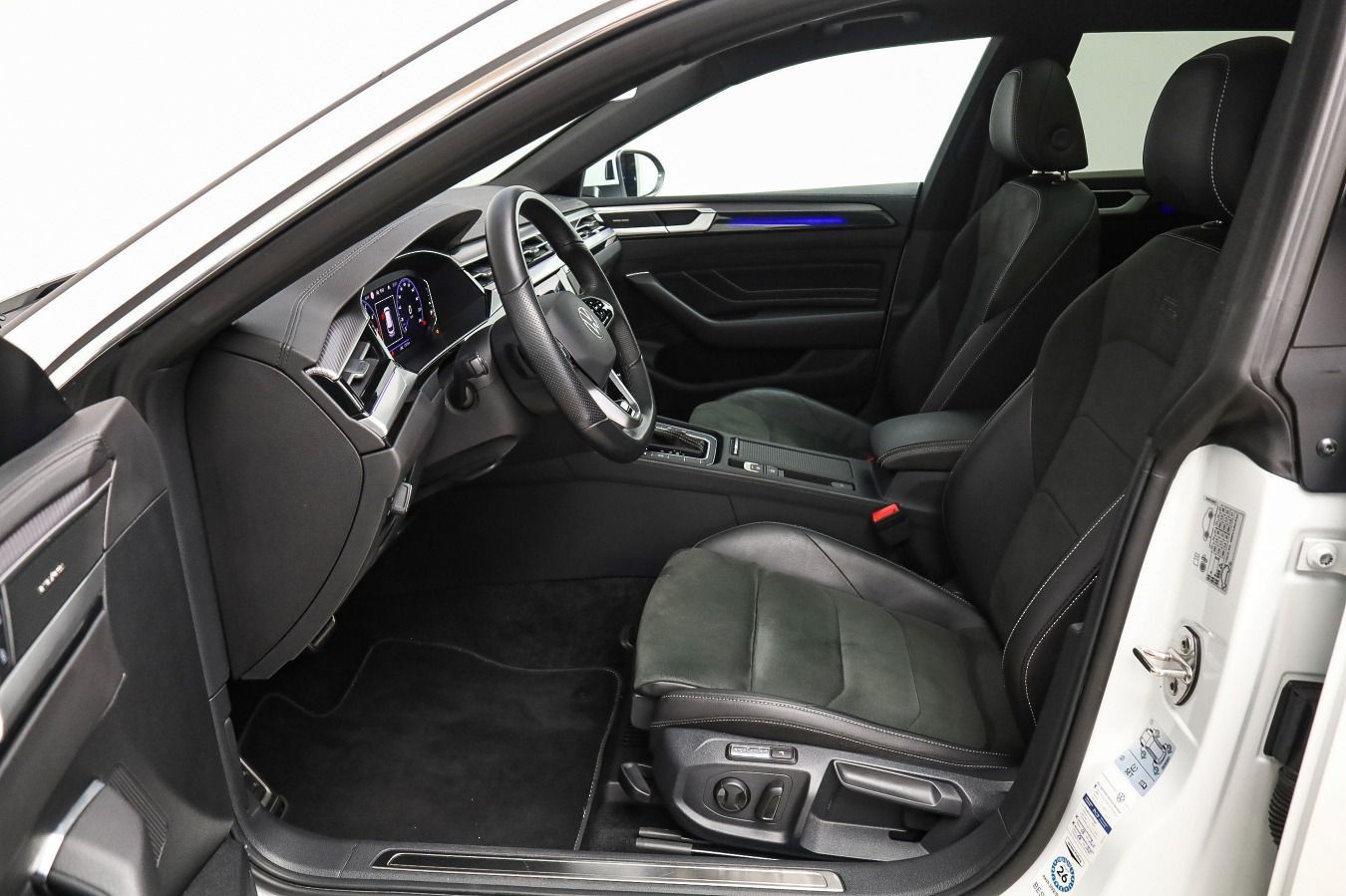 Volkswagen Arteon 2024 г. Белый, пробег 47900 км