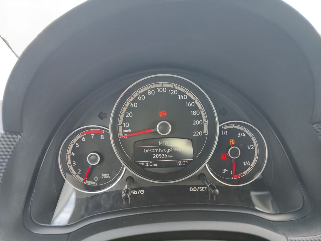 Volkswagen up! 2023 г. Белый, пробег 20931 км