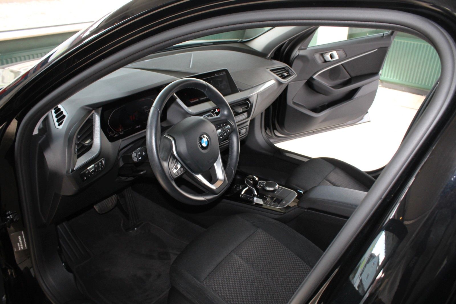 BMW 118 2022 г. Чёрный, пробег 41000 км