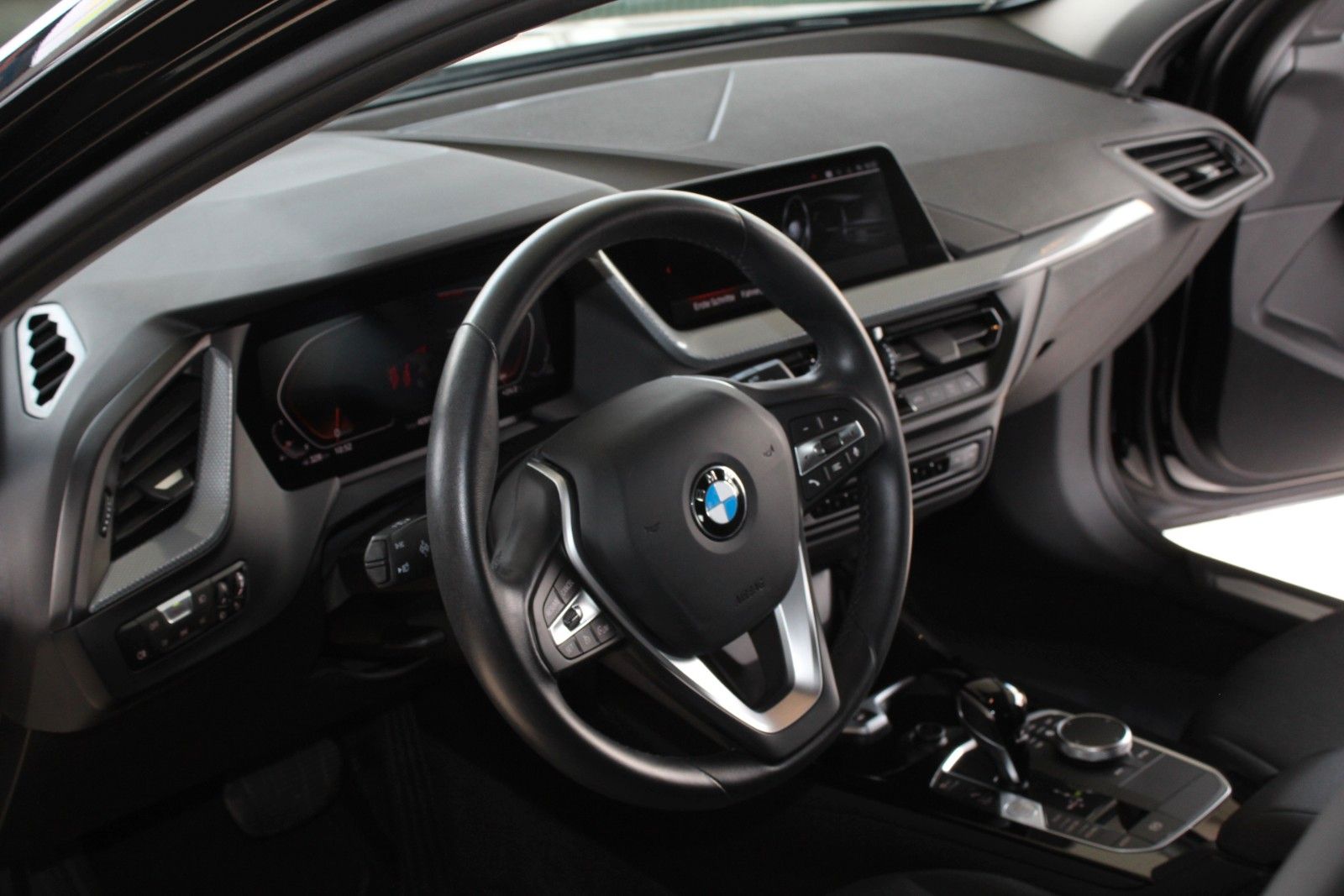 BMW 118 2022 г. Чёрный, пробег 41000 км
