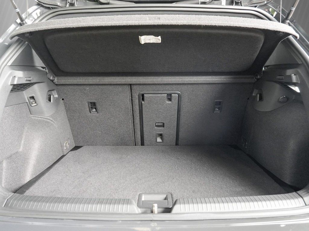 Volkswagen Golf 2024 г. Серый, пробег 36419 км
