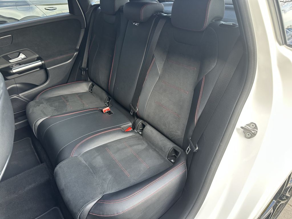 Mercedes-Benz B 200 2022 г. Белый, пробег 42750 км