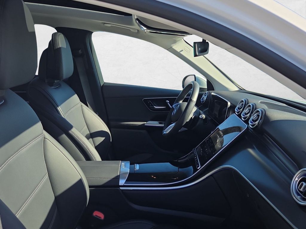 Mercedes-Benz GLC 300 2024 г. Белый, пробег 9281 км