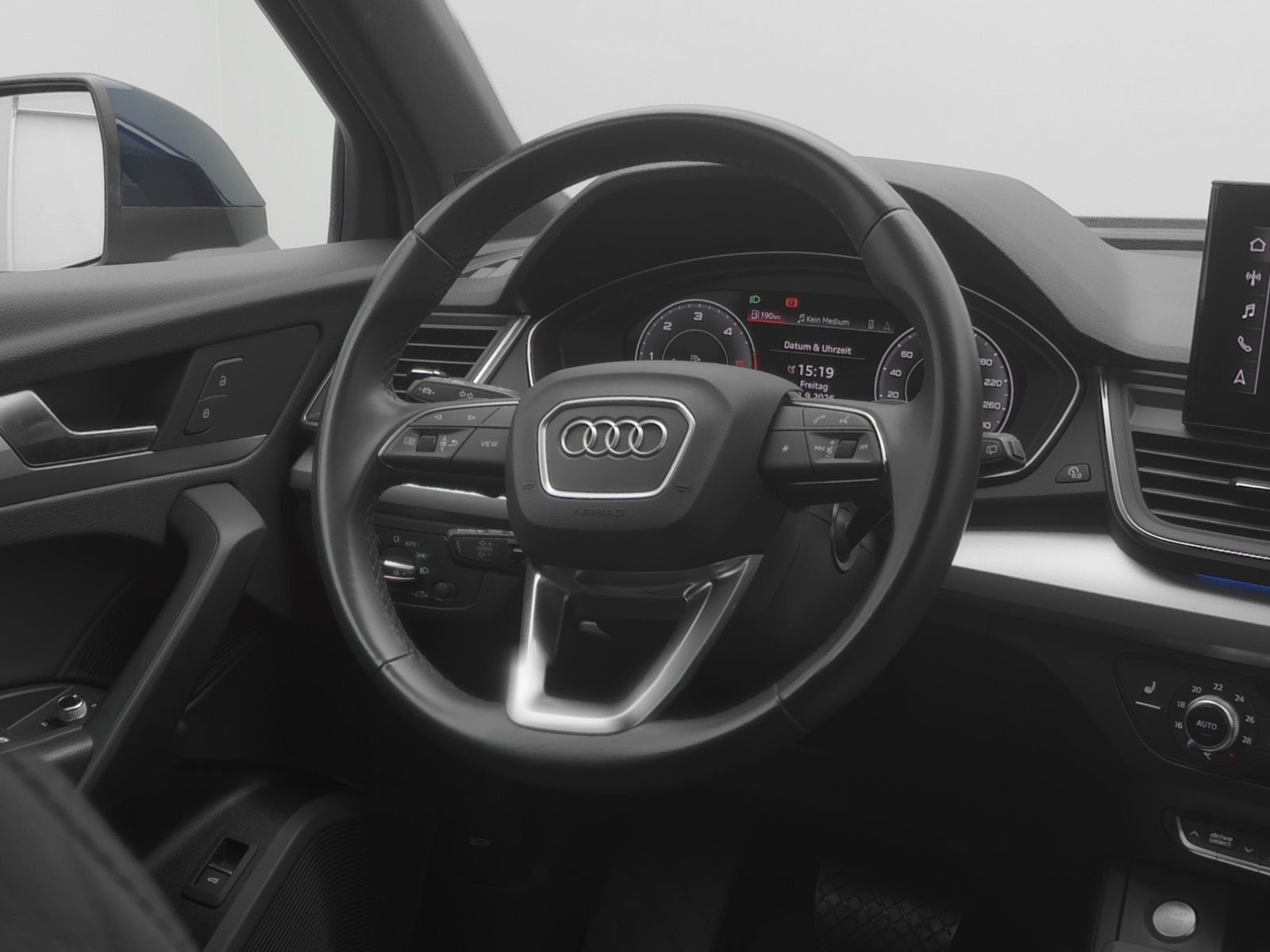 Audi Q5 2023 г. Синий, пробег 45700 км