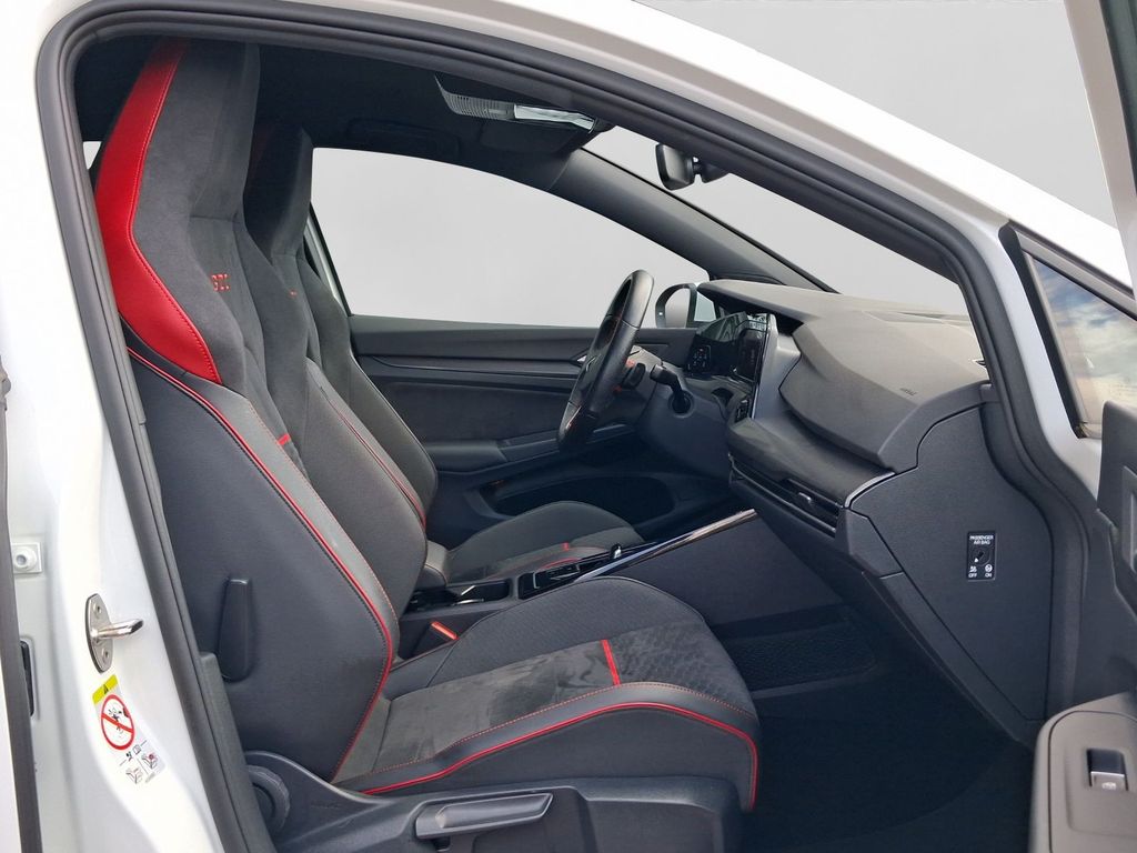 Volkswagen Golf 2023 г. Белый, пробег 33003 км