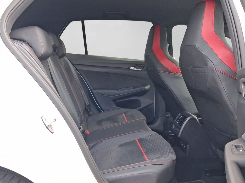 Volkswagen Golf 2023 г. Белый, пробег 33003 км