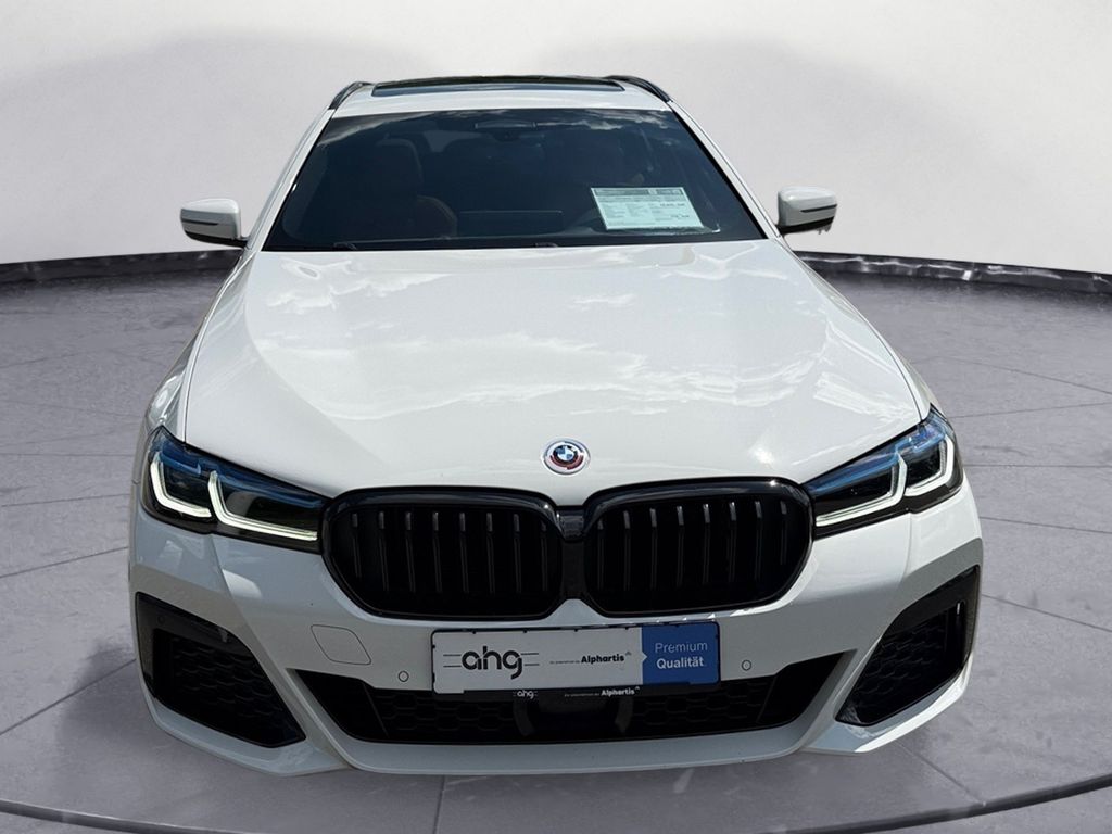 BMW 530 2023 г. Белый, пробег 44087 км