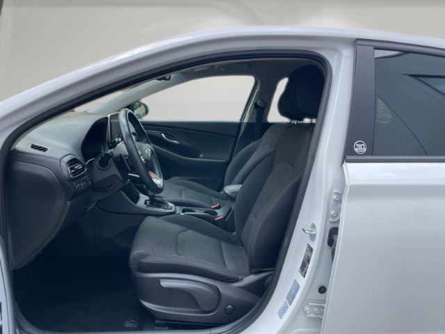 Hyundai i30 2022 г. Белый, пробег 36400 км