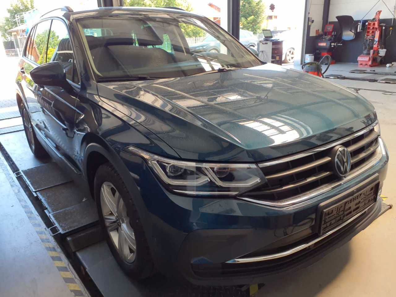 Volkswagen Tiguan 2023 г. Синий, пробег 46360 км