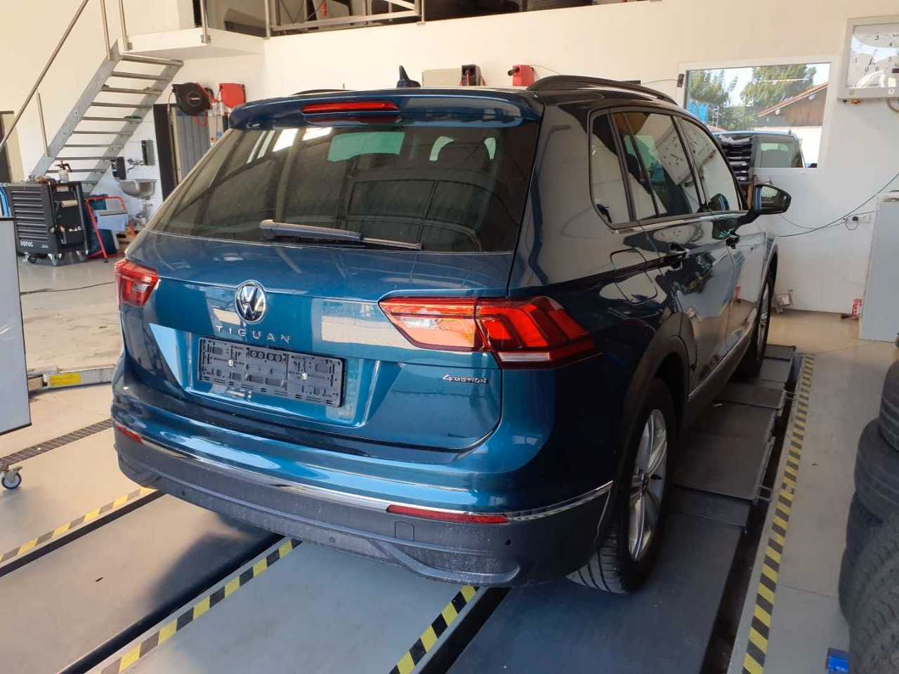 Volkswagen Tiguan 2023 г. Синий, пробег 46360 км