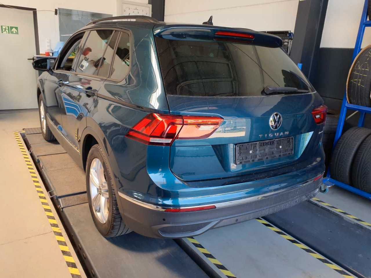 Volkswagen Tiguan 2023 г. Синий, пробег 46360 км