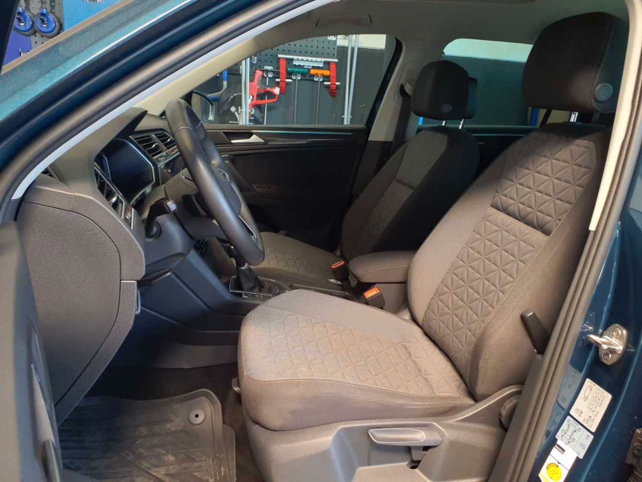 Volkswagen Tiguan 2023 г. Синий, пробег 46360 км