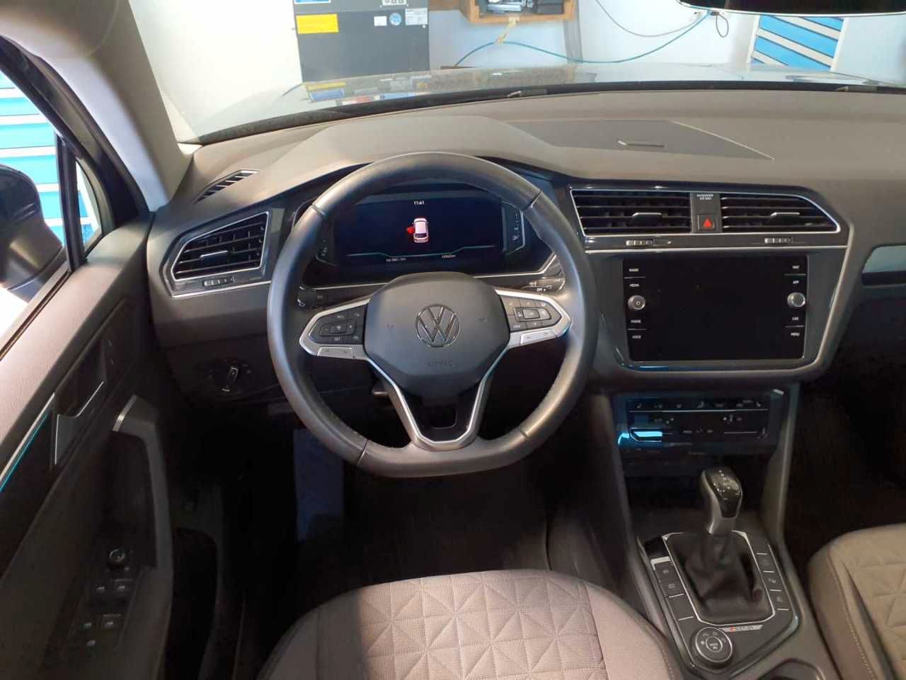 Volkswagen Tiguan 2023 г. Синий, пробег 46360 км