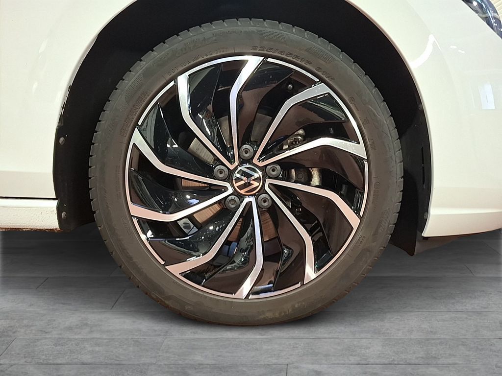 Volkswagen Golf 2024 г. Белый, пробег 14500 км