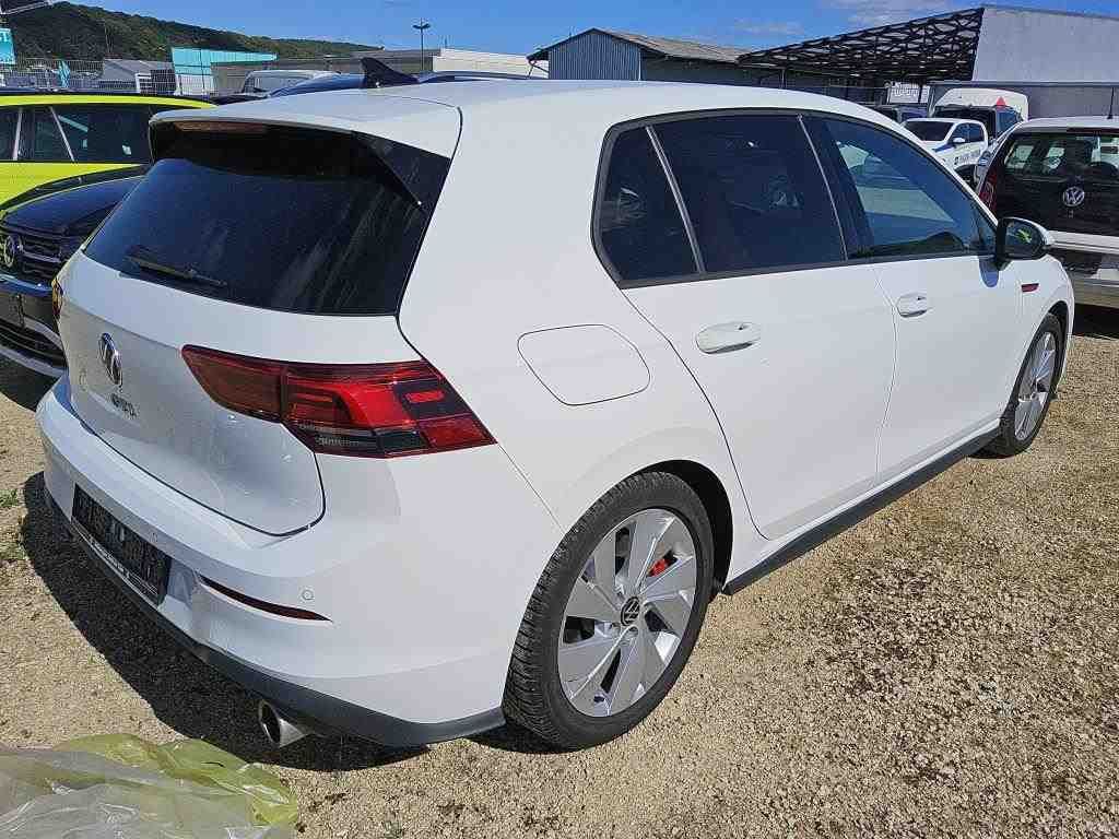 Volkswagen Golf 2024 г. Белый, пробег 33195 км