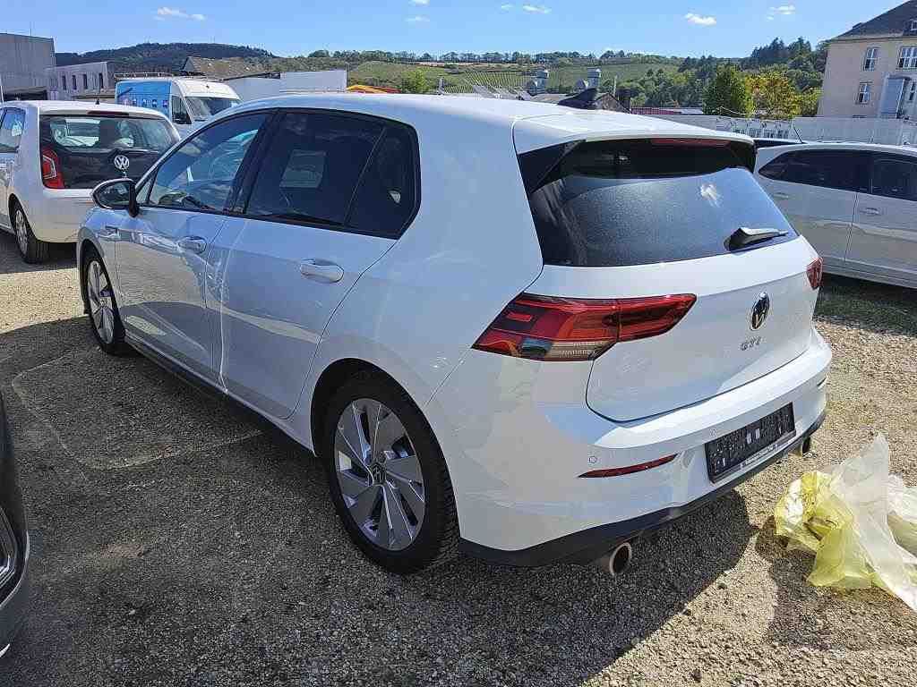 Volkswagen Golf 2024 г. Белый, пробег 33195 км