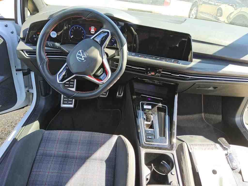 Volkswagen Golf 2024 г. Белый, пробег 33195 км