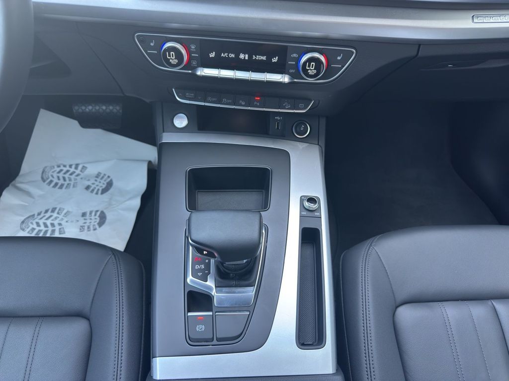 Audi Q5 2025 г. Чёрный, пробег 22900 км