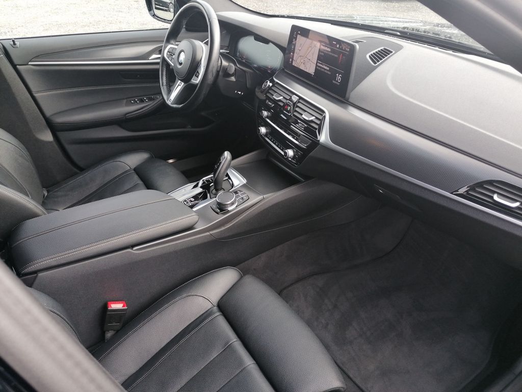 BMW 530 2023 г. Чёрный, пробег 44396 км