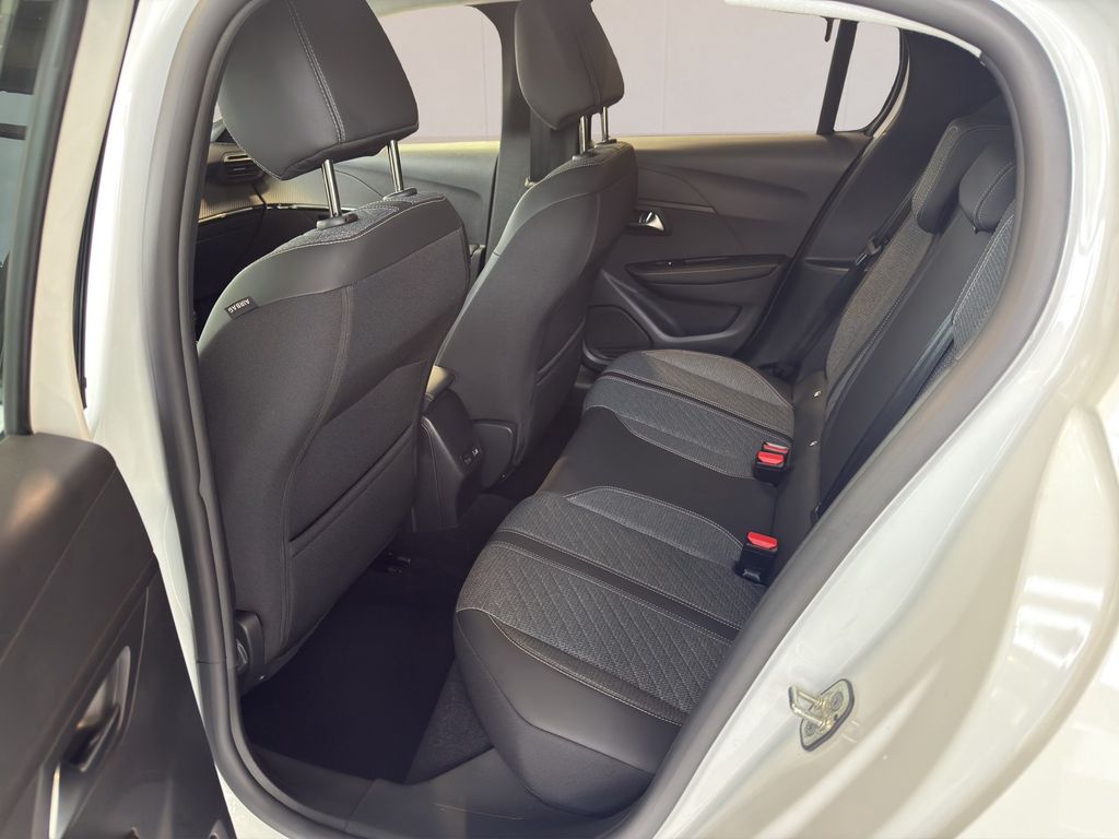 Peugeot 208 2024 г. Белый, пробег 52811 км