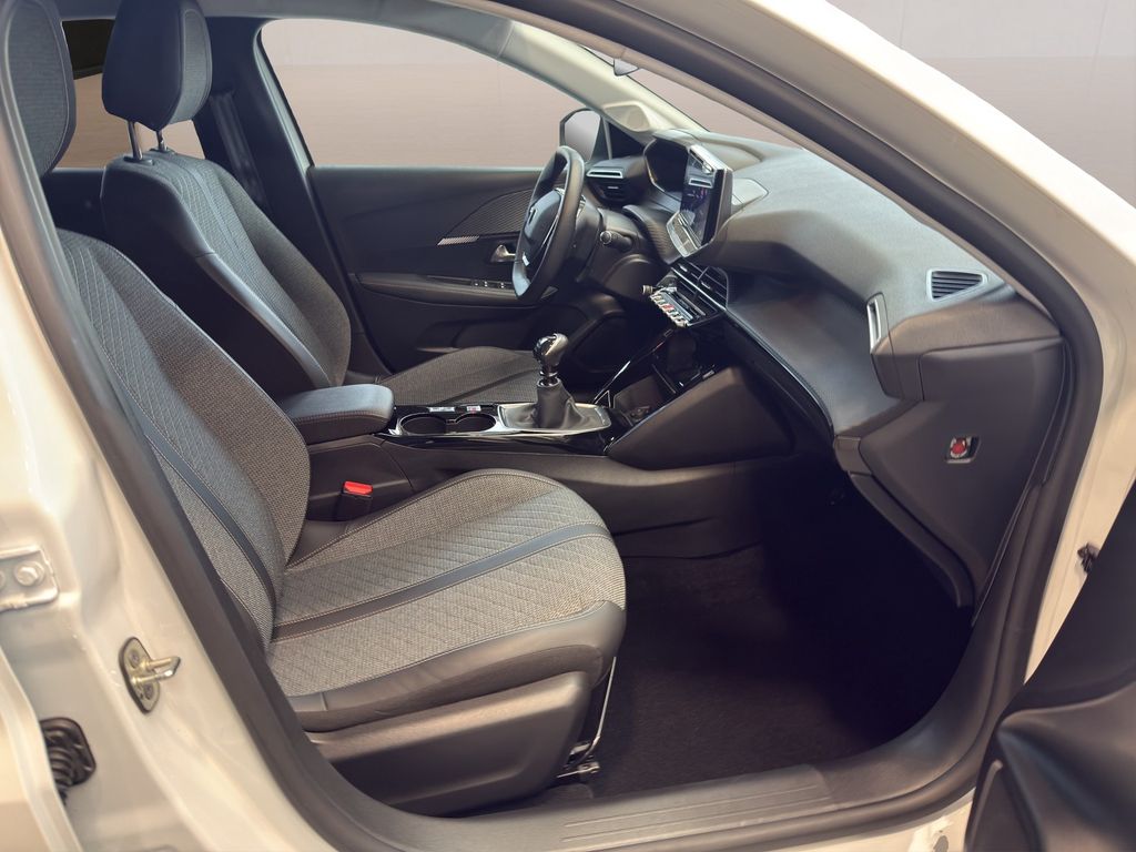 Peugeot 208 2024 г. Белый, пробег 52811 км