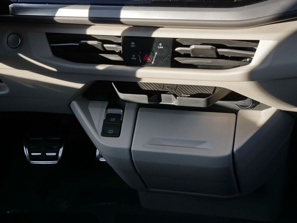 Volkswagen T7 MULTIVAN 2026 г. Серебристый, пробег 1050 км