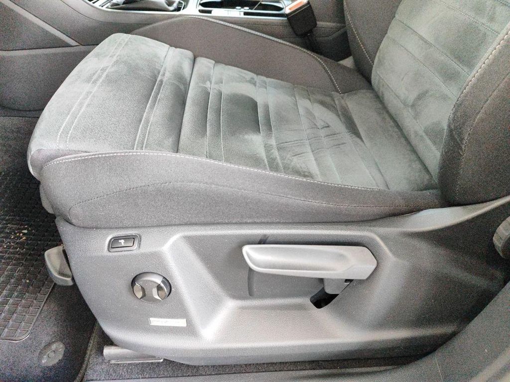 Volkswagen Touran 2022 г. Серый, пробег 59610 км