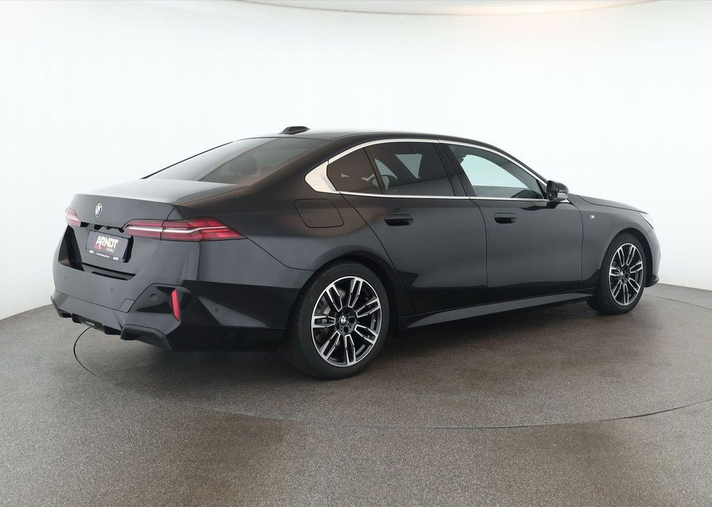 BMW 520 2024 г. Чёрный, пробег 53200 км