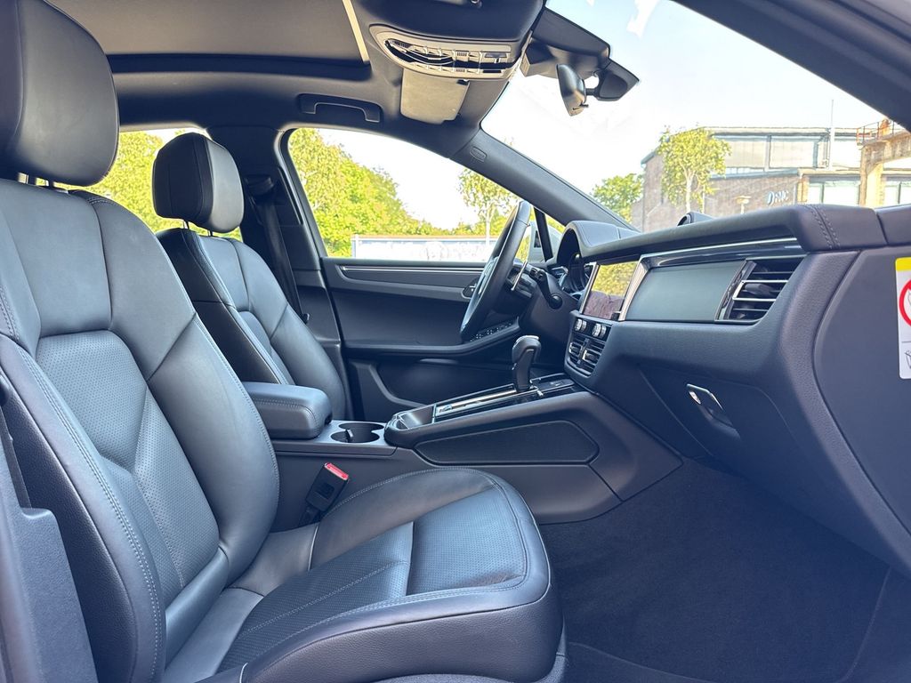 Porsche Macan 2023 г. Серый, пробег 44445 км
