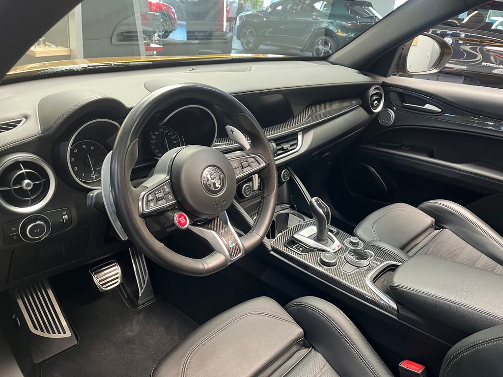 Alfa Romeo Stelvio 2023 г. Золотистый, пробег 36748 км