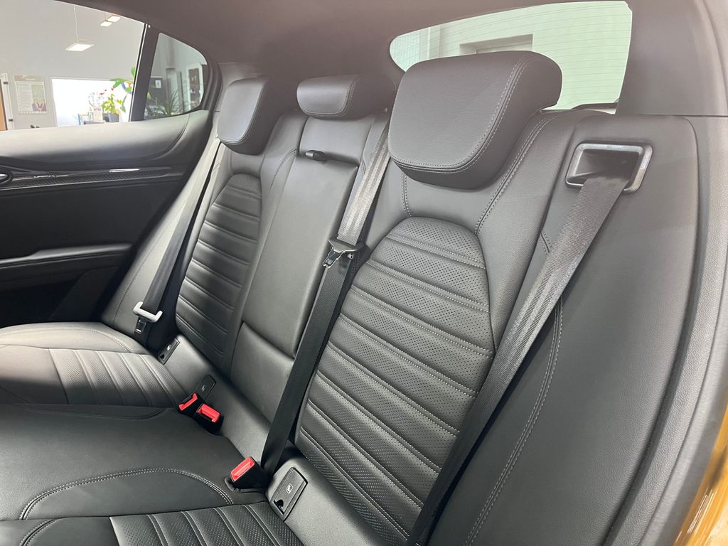 Alfa Romeo Stelvio 2023 г. Золотистый, пробег 36748 км