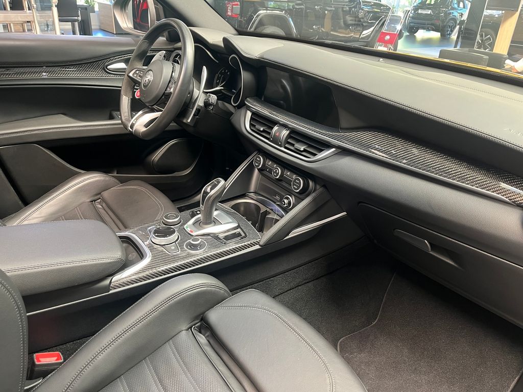Alfa Romeo Stelvio 2023 г. Золотистый, пробег 36748 км