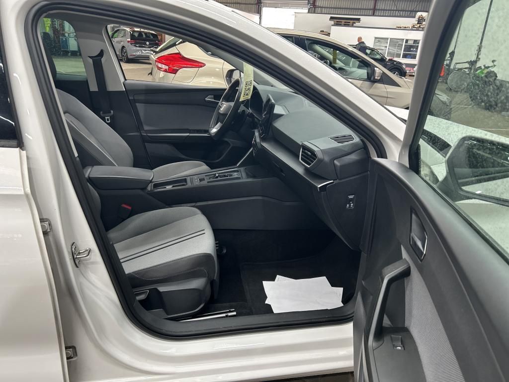SEAT Leon 2023 г. Белый, пробег 51702 км