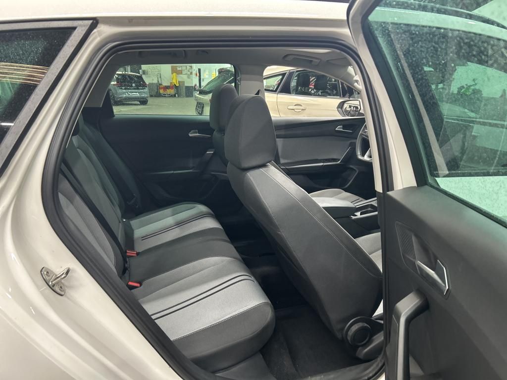 SEAT Leon 2023 г. Белый, пробег 51702 км