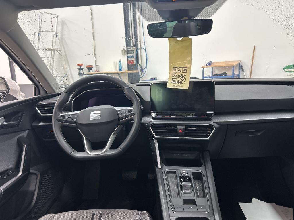 SEAT Leon 2023 г. Белый, пробег 51702 км