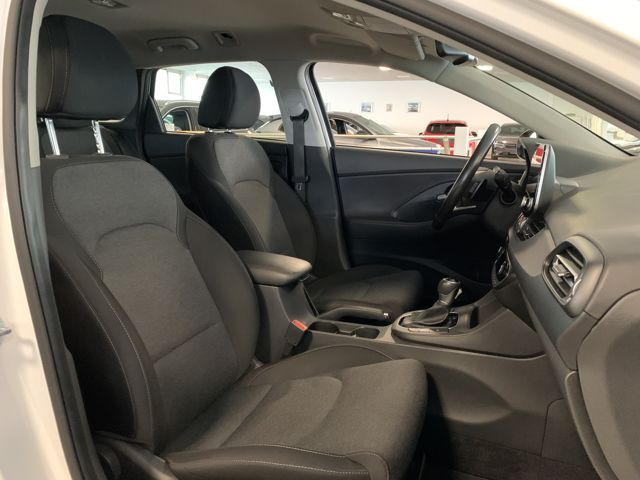 Hyundai i30 2023 г. Белый, пробег 58800 км