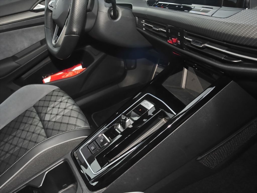 Volkswagen Golf 2024 г. Серый, пробег 41800 км