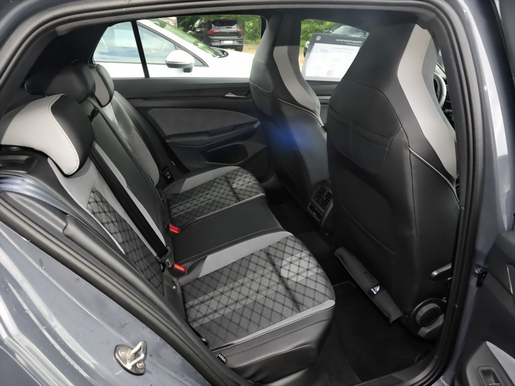 Volkswagen Golf 2024 г. Серый, пробег 41800 км