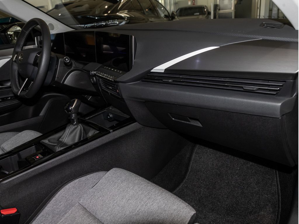 Opel Astra 2023 г. Чёрный, пробег 40939 км