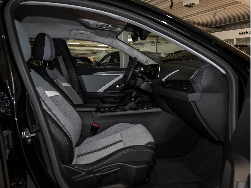 Opel Astra 2023 г. Чёрный, пробег 40939 км