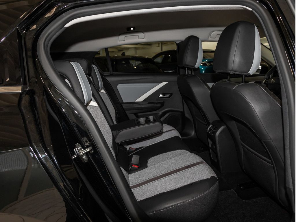 Opel Astra 2023 г. Чёрный, пробег 40939 км