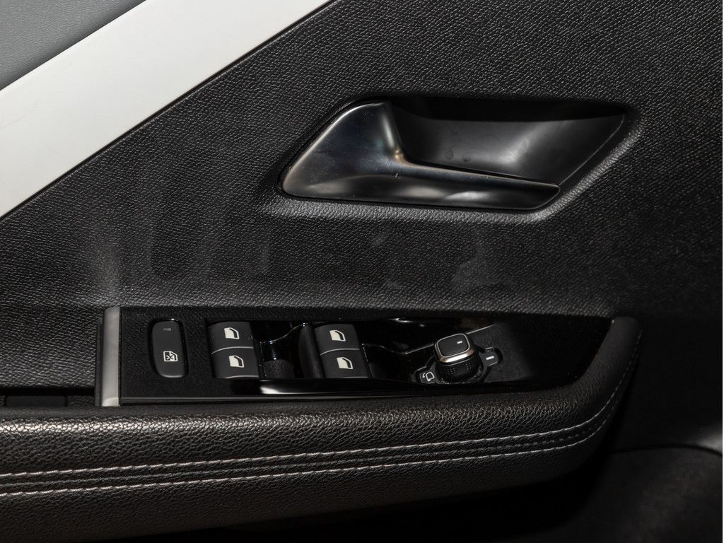 Opel Astra 2023 г. Чёрный, пробег 40939 км