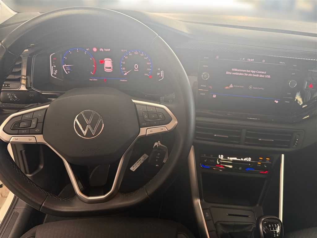 Volkswagen Polo 2024 г. Белый, пробег 19679 км