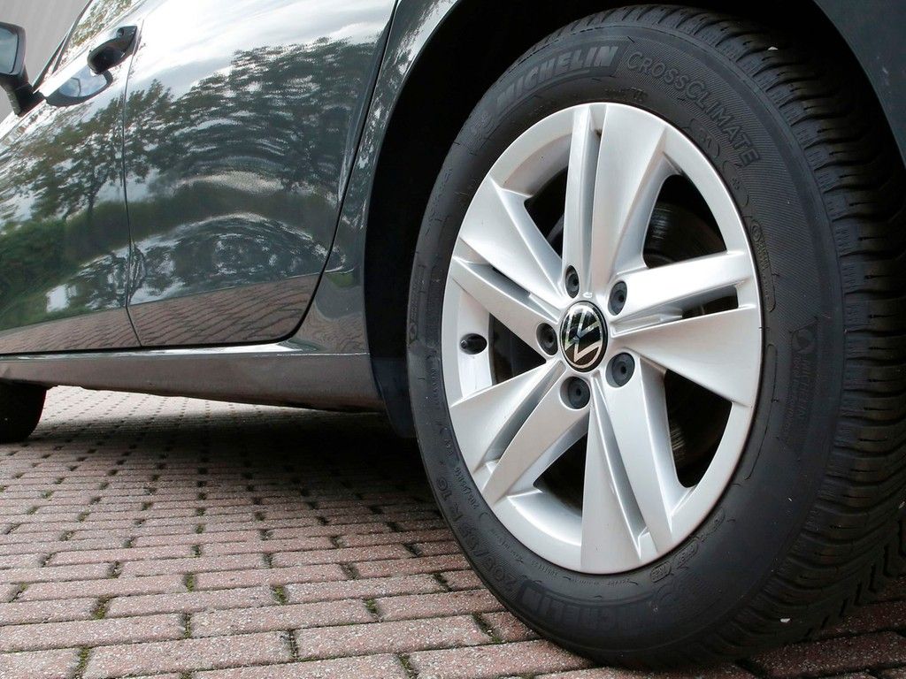 Volkswagen Golf 2025 г. Серый, пробег 30450 км