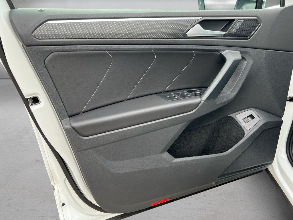 Volkswagen Tiguan 2023 г. Белый, пробег 37777 км