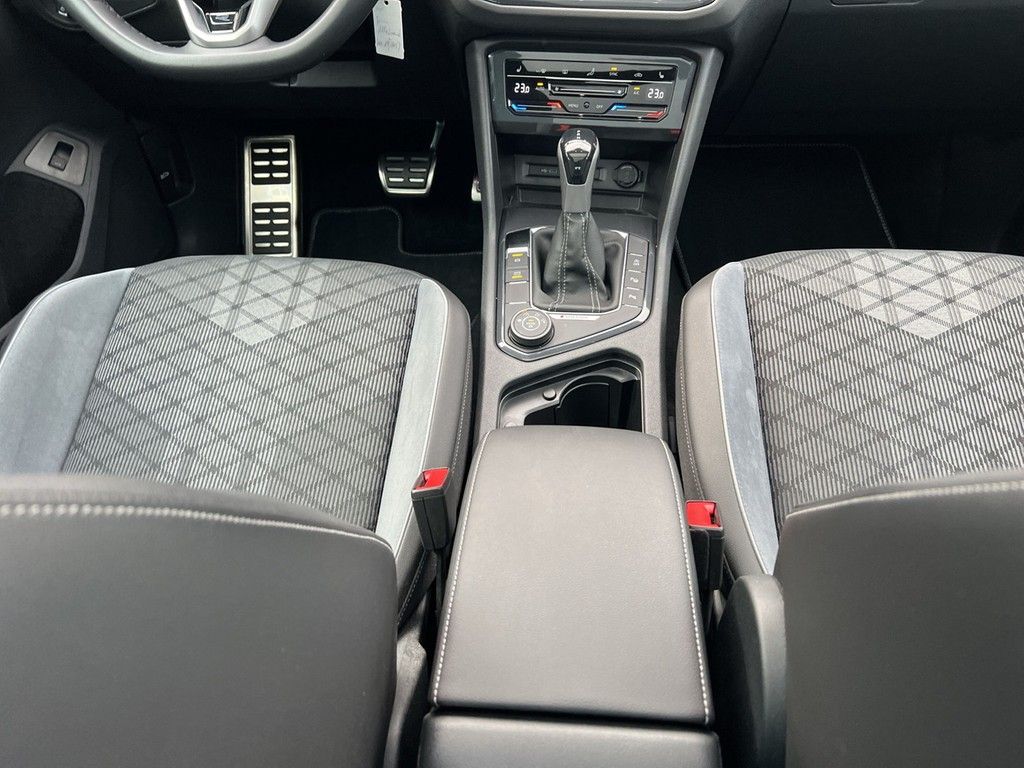 Volkswagen Tiguan 2023 г. Белый, пробег 37777 км