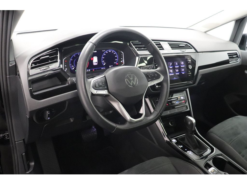 Volkswagen Touran 2022 г. Чёрный, пробег 48400 км