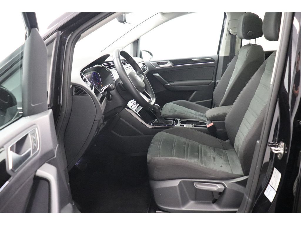 Volkswagen Touran 2022 г. Чёрный, пробег 48400 км