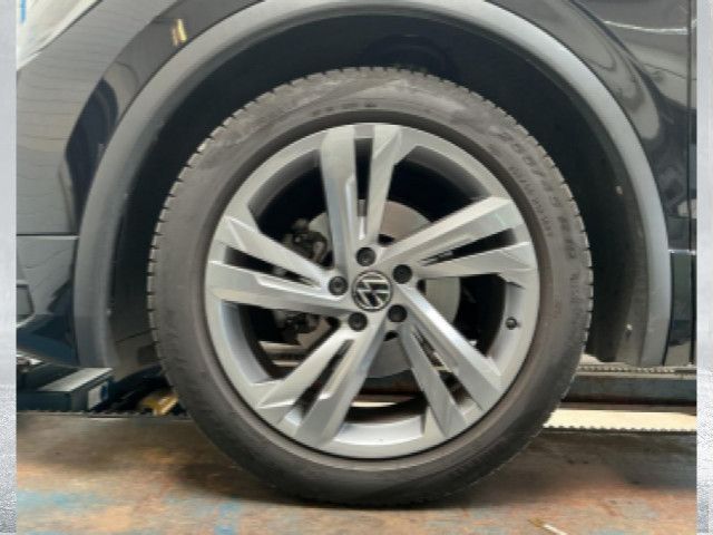 Volkswagen Tiguan 2024 г. Чёрный, пробег 59900 км